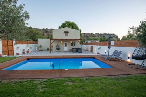 Property building, Garden, Garden view, Pool view, Swimming pool, sunbed