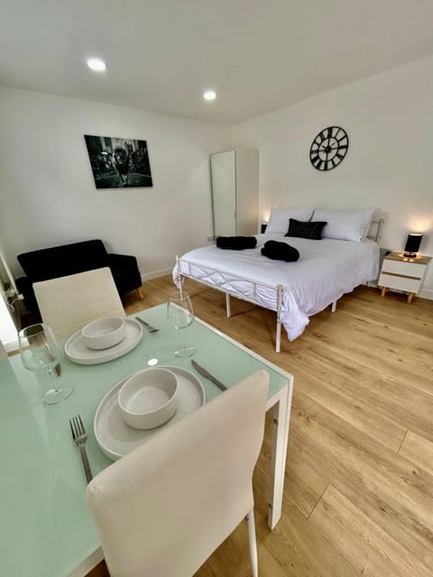 Bed, Living room, Photo of the whole room, Dining area