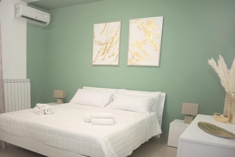 Bed, Bedroom, towels, air conditioner