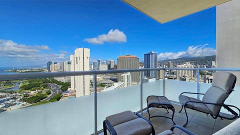 View (from property/room), Balcony/Terrace, Seating area, City view, Mountain view, Sea view