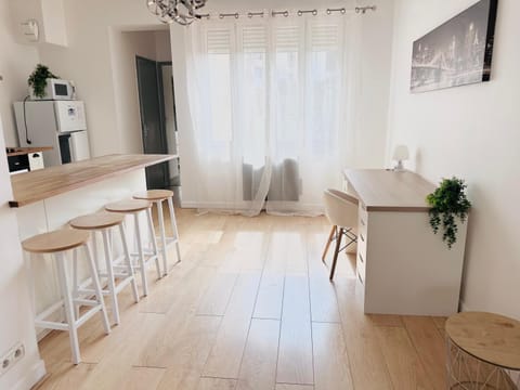 Kitchen or kitchenette, Living room, Seating area, Dining area