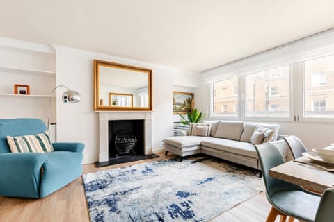 Bed, Living room, Seating area, Dining area