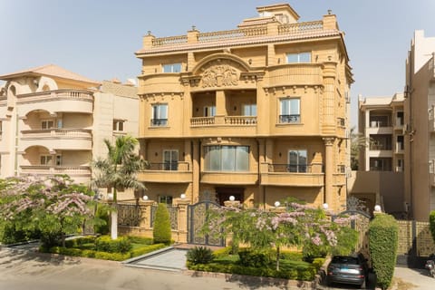 Property building, Day, Garden, Garden view, Location, Parking
