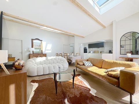 Kitchen or kitchenette, Living room, Seating area, Dining area