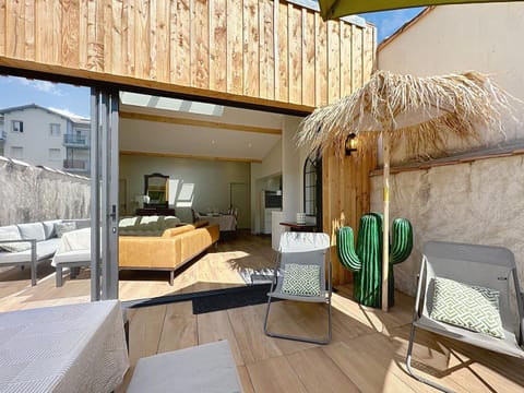 Patio, Day, Balcony/Terrace, Dining area, sunbed