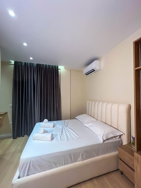 Bed, Photo of the whole room, Bedroom, air conditioner