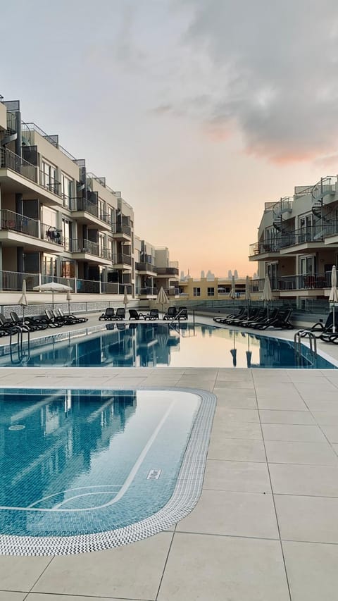 Property building, Day, Pool view, Swimming pool, sunbed