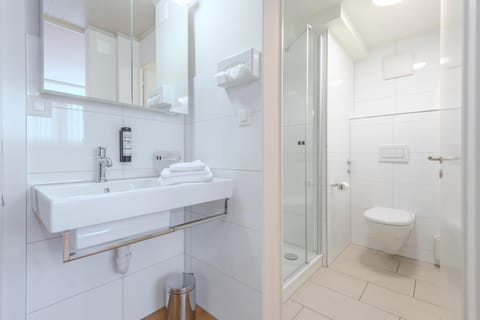 Shower, Toilet, Bathroom, towels