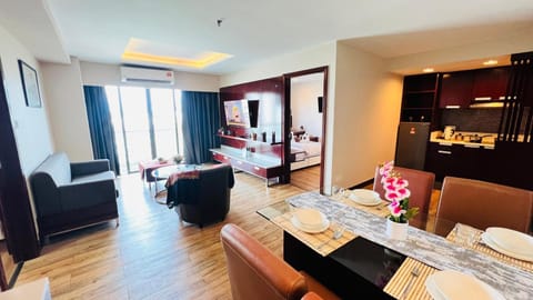 Coffee/tea facilities, Kitchen or kitchenette, Living room, Seating area, Dining area