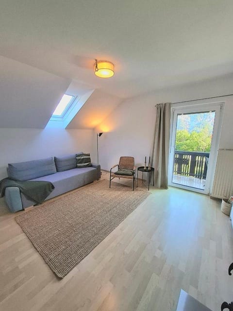 Balcony/Terrace, Living room, Mountain view