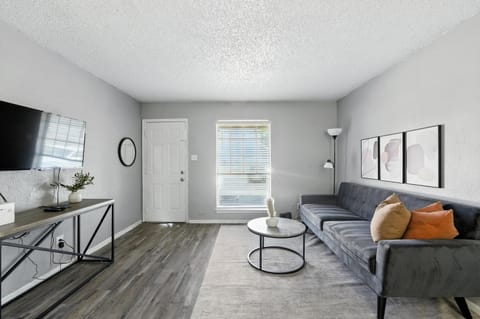 Pioneer Creek 404A I 2 Bed 15 Bath Apartment in Arlington