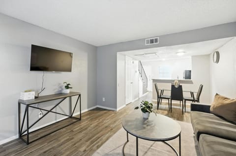 Pioneer Creek 410C I Comfy 2 Bed 15 Bath Apartment in Arlington