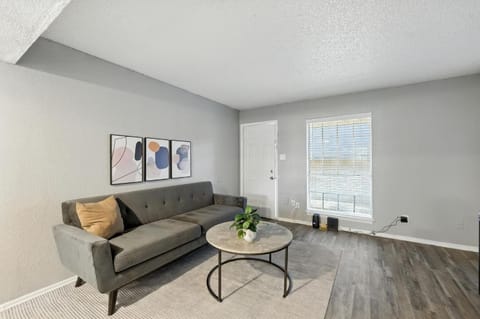 Pioneer Creek 410C I Comfy 2 Bed 15 Bath Apartment in Arlington