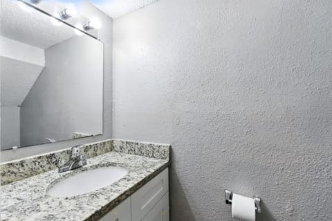 Pioneer Creek 410C I Comfy 2 Bed 15 Bath Apartment in Arlington