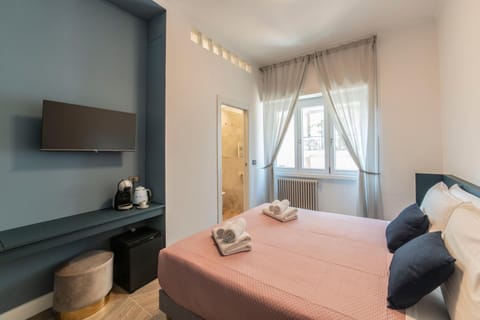 Bed, TV and multimedia, Photo of the whole room, Bedroom, towels