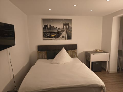 Bed, TV and multimedia, Photo of the whole room, Bedroom