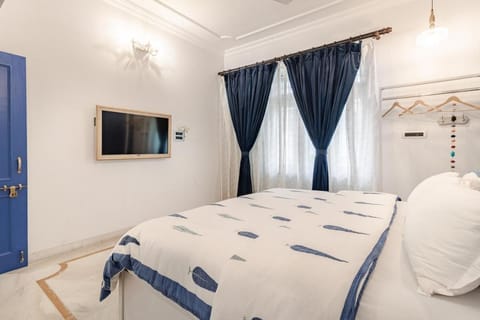 Bed, TV and multimedia, Photo of the whole room, Bedroom