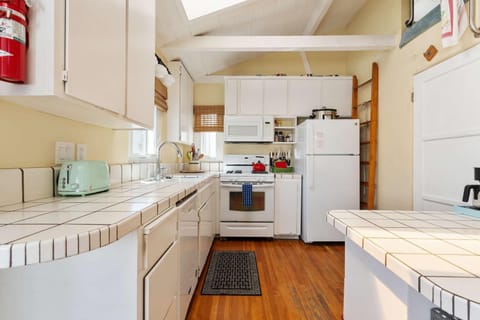 Cute Home Steps from the Sand House in Mission Beach