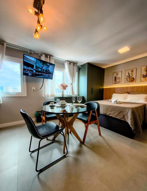 Bed, TV and multimedia, Photo of the whole room, Dining area, Bedroom