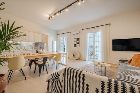 TV and multimedia, Kitchen or kitchenette, Living room, Seating area, Dining area