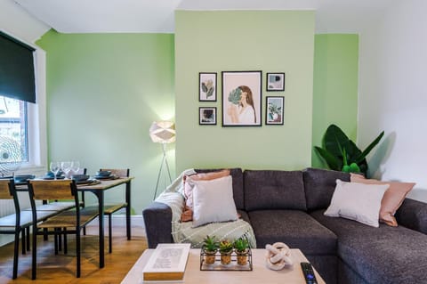 TV and multimedia, Living room, Food and drinks, Seating area, Dining area, Food