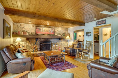 Beech Mt Lakefront Gem! Hot Tub, Kayaks, Billiards House in Luzerne County