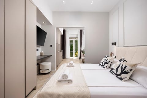 Bed, TV and multimedia, Photo of the whole room, towels