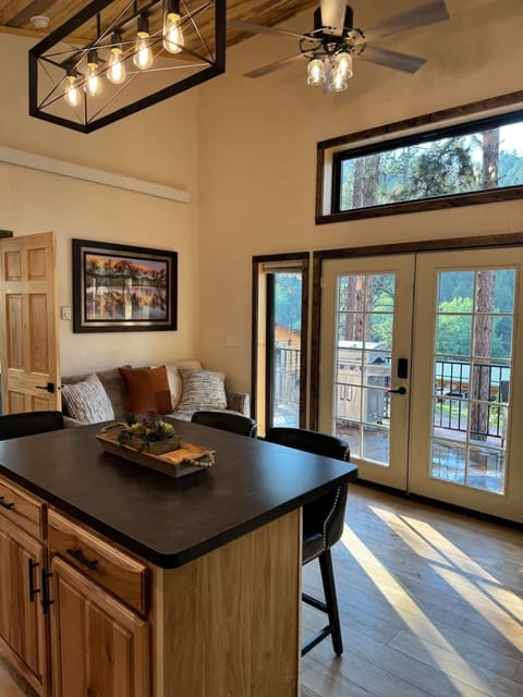 In the center of it all The Elkhorn Cabin Cabin in Keystone