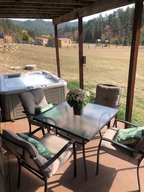 5 Miles from Mt- Rushmore with private hot tub House in Keystone