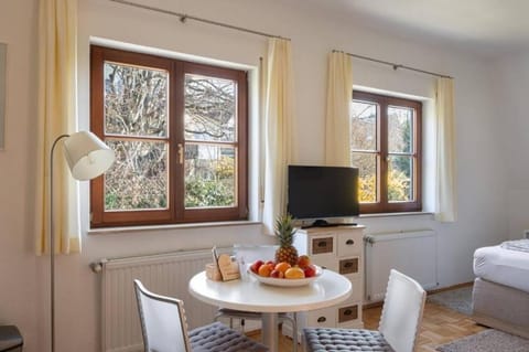 Bed, TV and multimedia, Photo of the whole room, Dining area, Bedroom