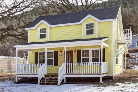 Grandma Goodnight's just 3 Miles from Mt-Rushmore House in Keystone