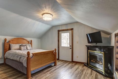 Grandma Goodnight's just 3 Miles from Mt-Rushmore House in Keystone