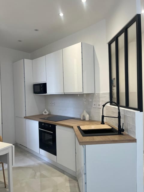 Kitchen or kitchenette, dishwasher, oven, toaster