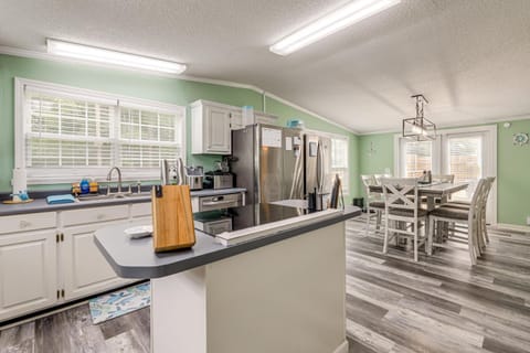 7 Mi to Beach! Sneads Ferry Family Home with Hot Tub House in Sneads Ferry