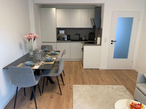 Kitchen or kitchenette, Dining area, stove