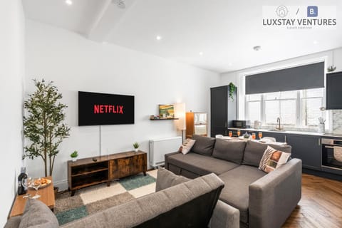 Communal lounge/ TV room, Communal lounge/ TV room, TV and multimedia, Living room, Seating area, Evening entertainment
