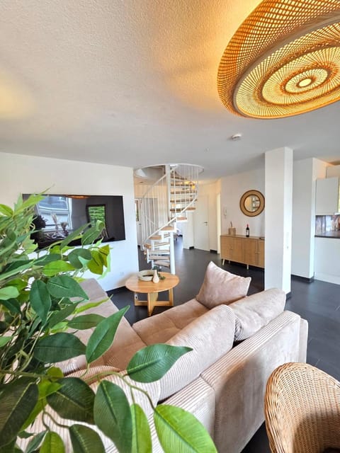 TV and multimedia, Living room, Dining area