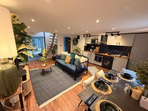 Kitchen or kitchenette, Living room, Seating area, Dining area