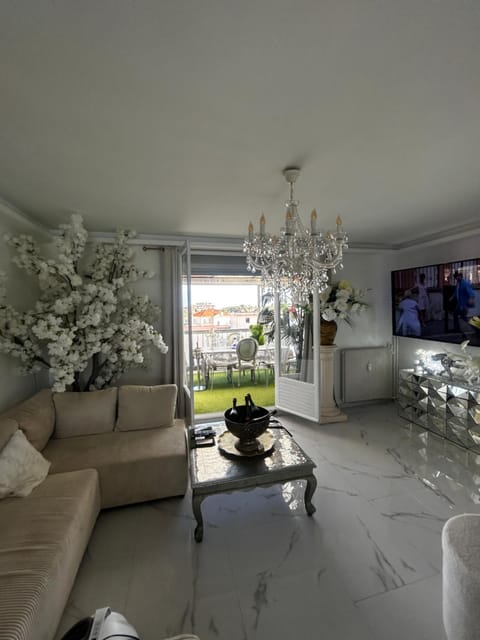 Communal lounge/ TV room, TV and multimedia, Living room, Seating area, Evening entertainment