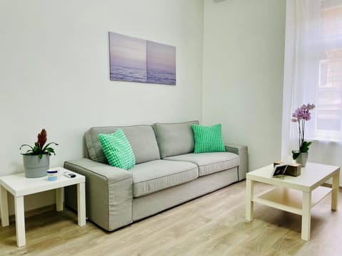 Bed, TV and multimedia, Living room, Seating area
