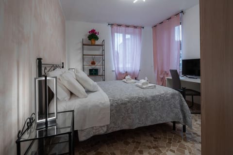 Bed, TV and multimedia, Photo of the whole room, Bedroom, towels