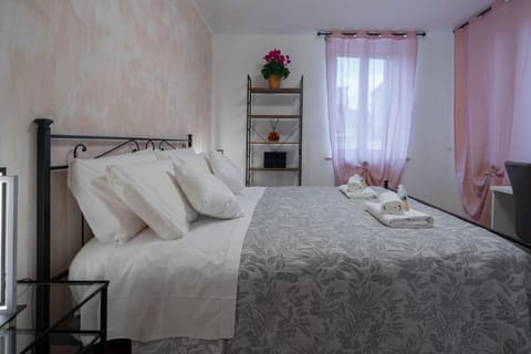 Bed, Bedroom, towels