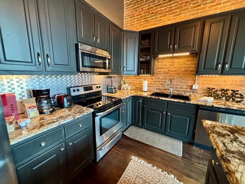 Coffee/tea facilities, Kitchen or kitchenette, dishwasher, oven, stove, toaster