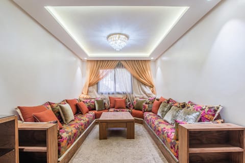 TV and multimedia, Seating area, Family, air conditioner