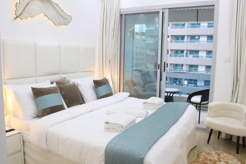 Bed, Balcony/Terrace, Bedroom, towels