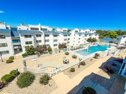 Lakeview Poolside 2BD2BAPoolBalcony-Sleeps 6PP House in Osage Beach