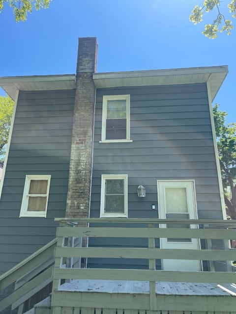 Spacious 1 Bedroom Duplex Apartment in Lansing