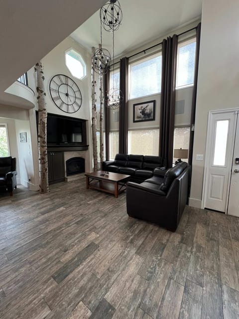 King Home- Mountain Oasis Pool & Views House in Idaho