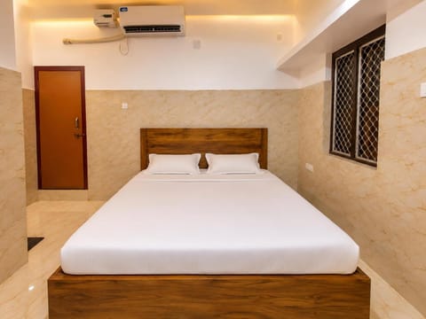 Bed, Photo of the whole room, Bedroom, air conditioner