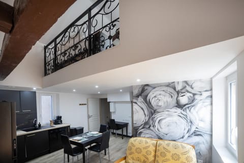 Kitchen or kitchenette, Living room, Seating area, Dining area